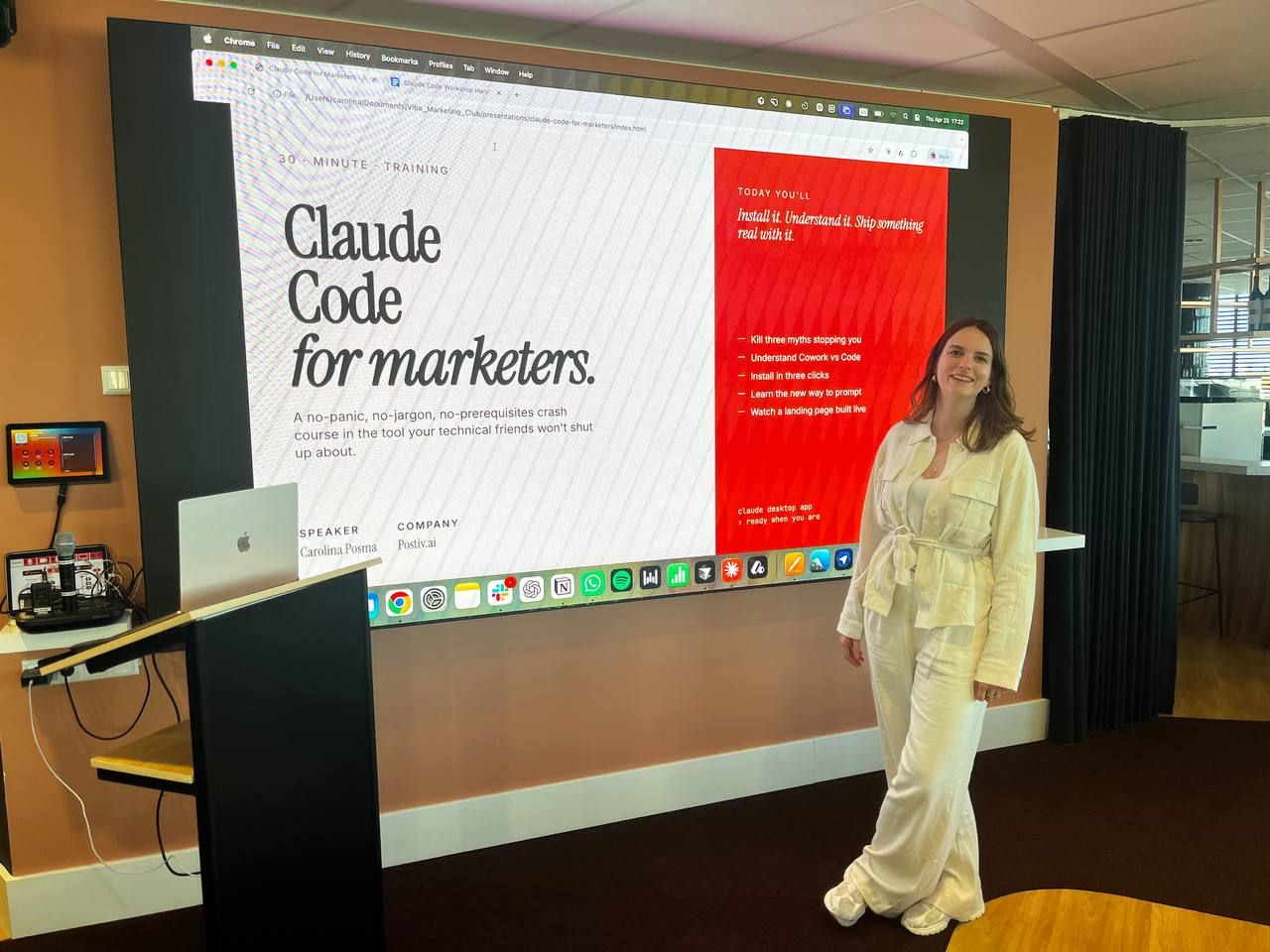 Carolina naast het scherm tijdens haar Claude Code-training voor marketeers