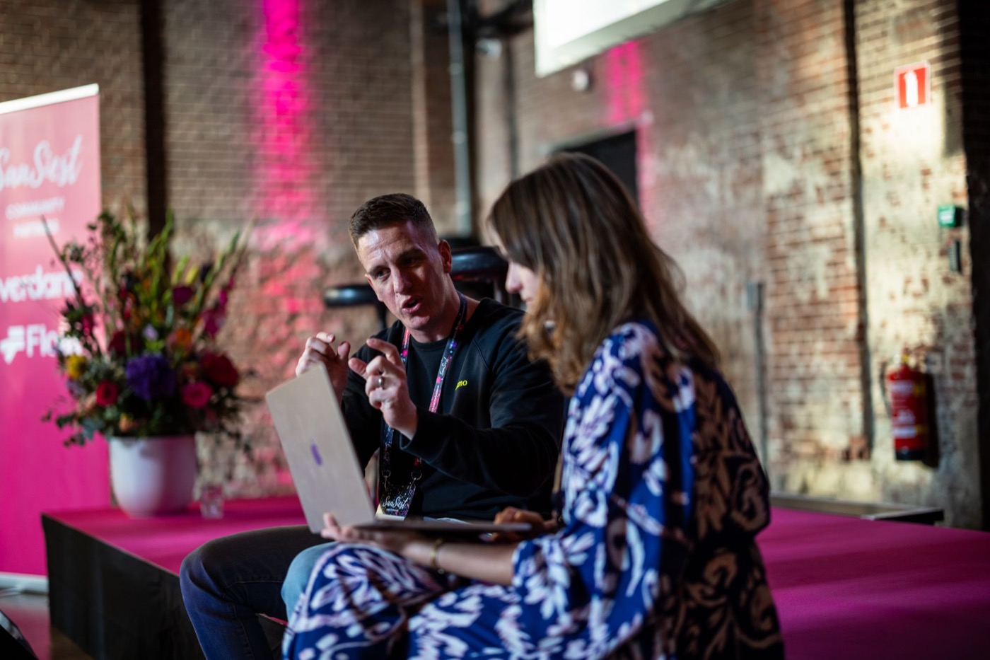 Carolina bespreekt een taak op een laptop met een deelnemer