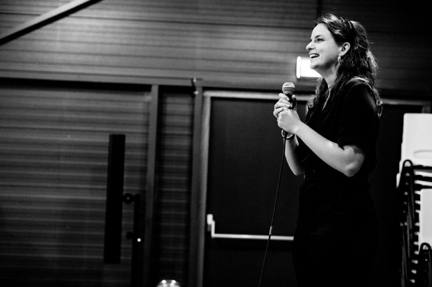 Carolina op het podium met een microfoon