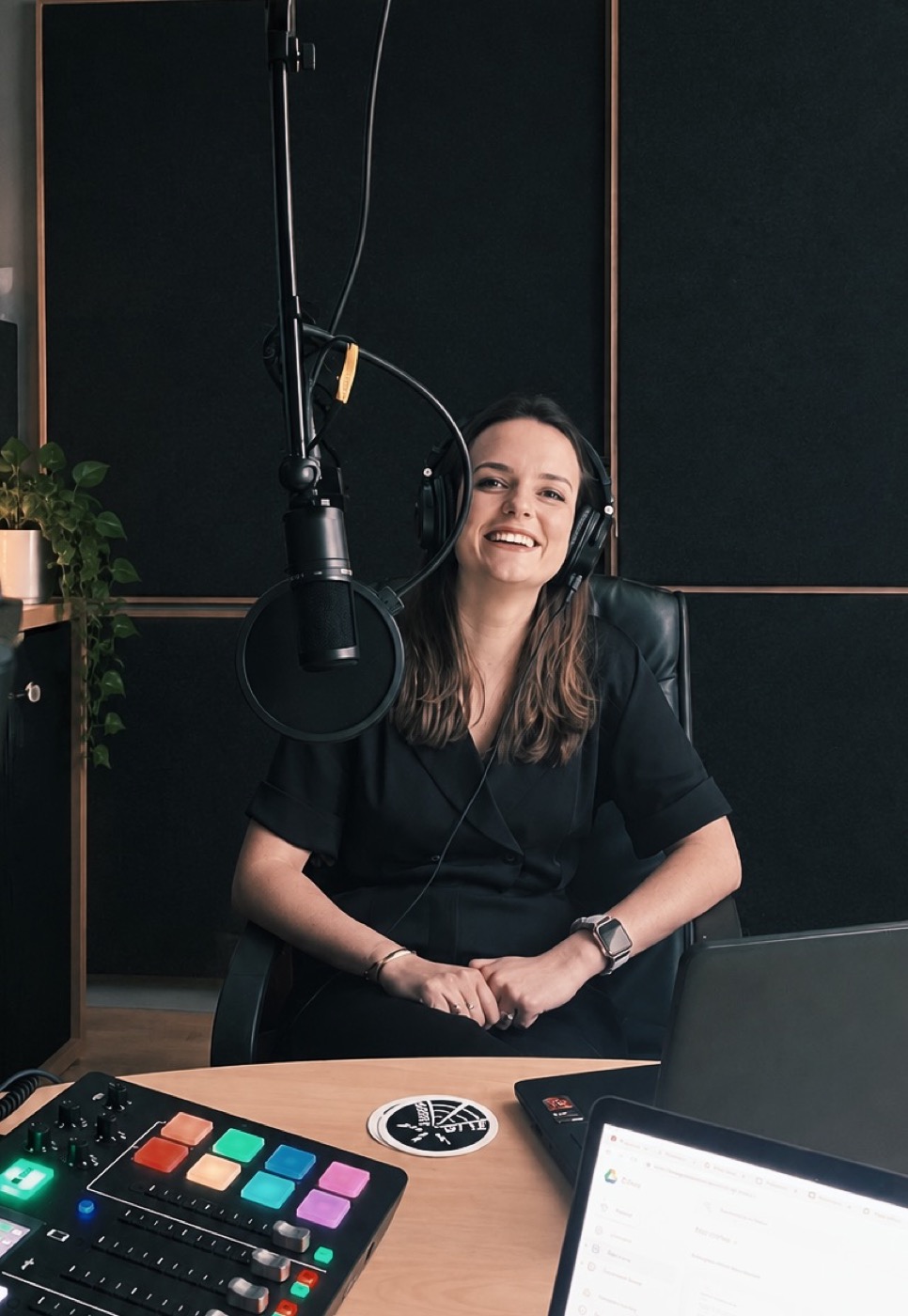 Carolina Posma achter de microfoon tijdens een podcastopname