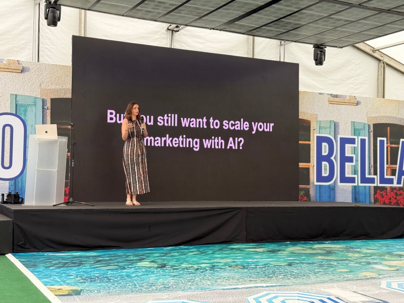 Carolina presenting AI and marketing on a conference stage