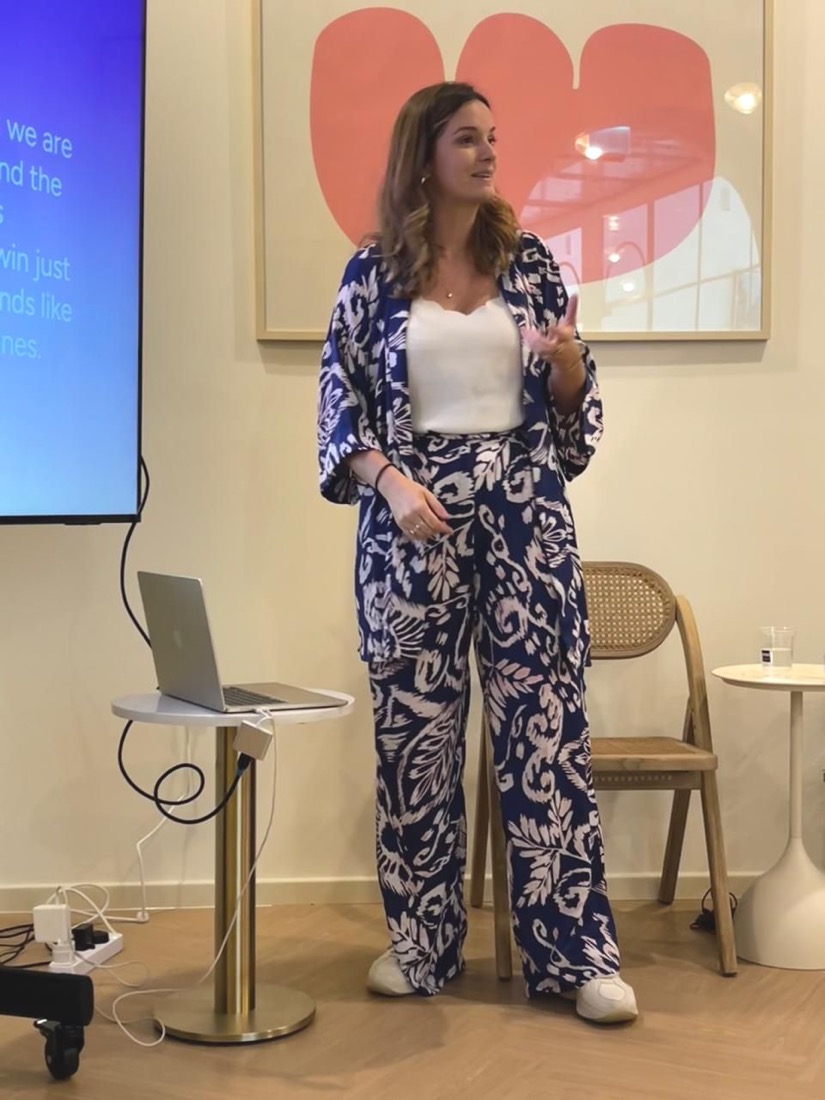Carolina legt een onderwerp uit naast een presentatiescherm