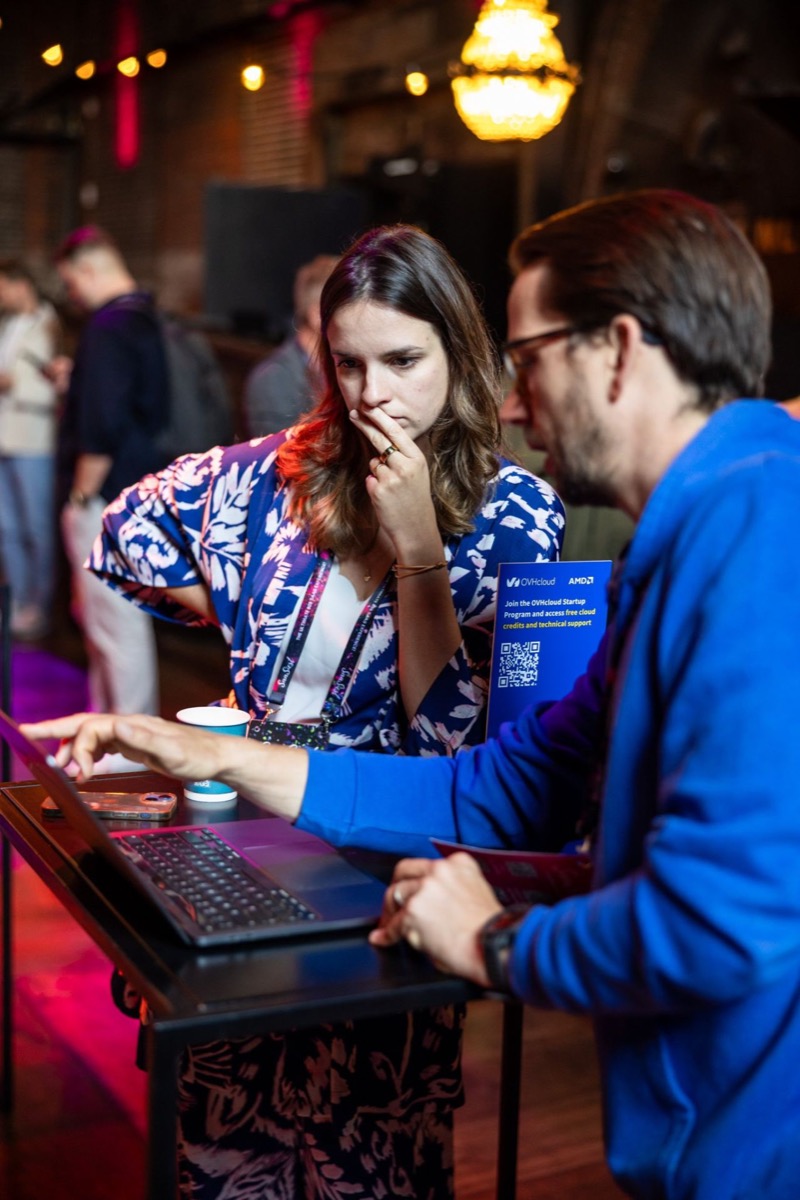 Carolina helpt een deelnemer met een taak op een laptop